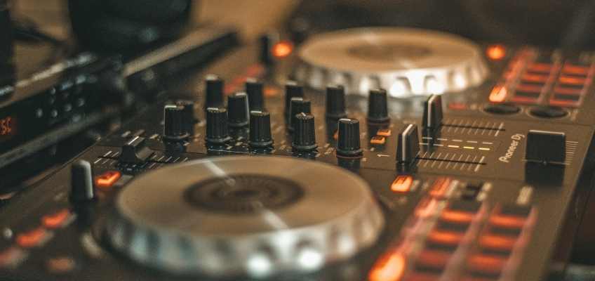 Les 50 questions à poser à son futur DJ